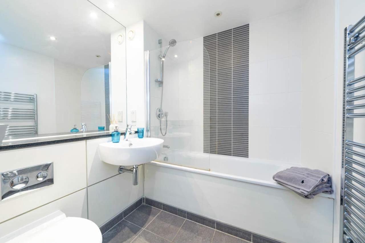 Room With Private Bathroom In A Modern Two Bedroom Two Bathroom Flat London Exterior photo