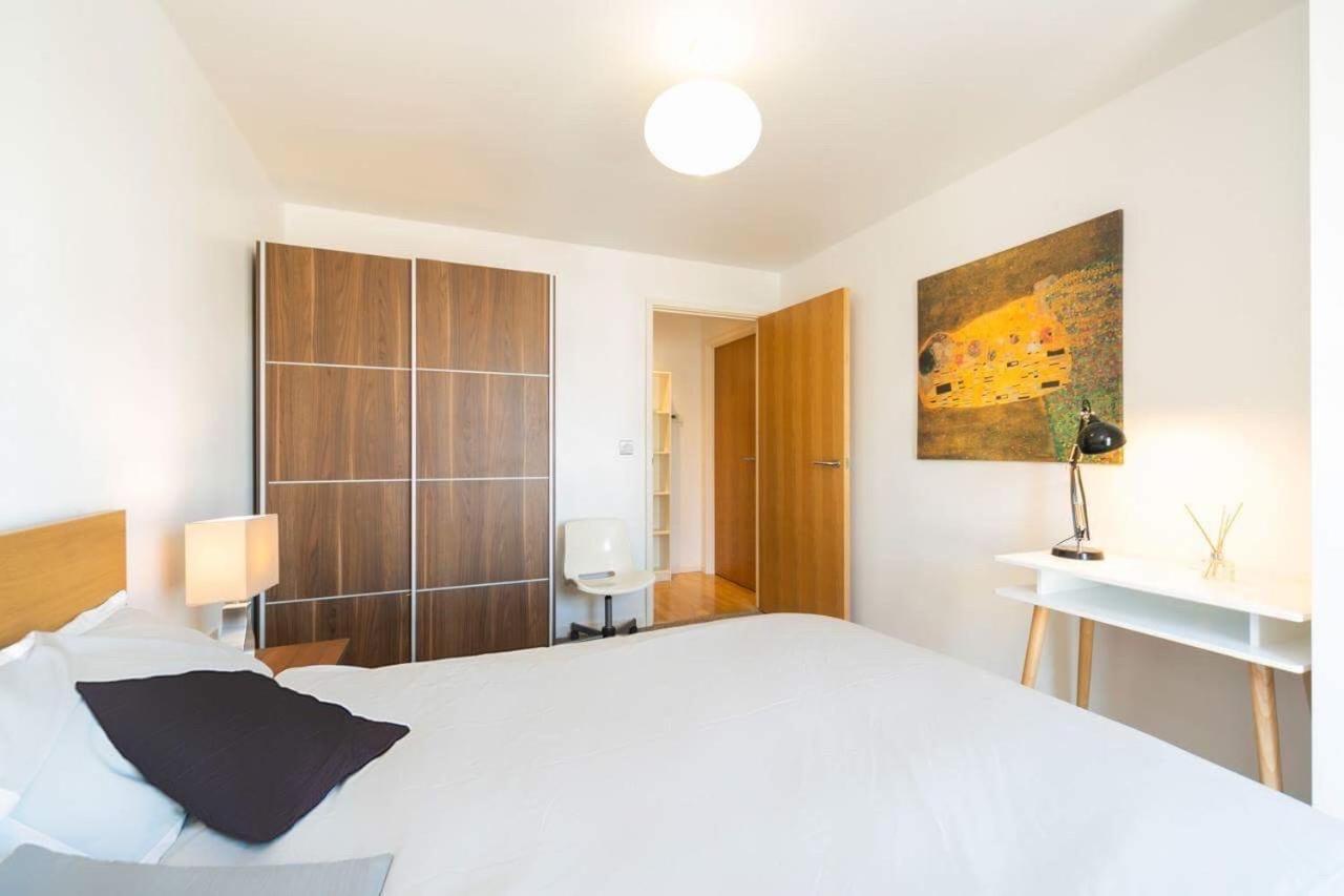 Room With Private Bathroom In A Modern Two Bedroom Two Bathroom Flat London Exterior photo